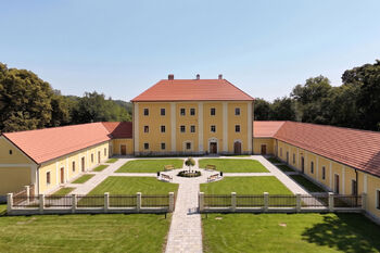 Prodej historického objektu 990 m², Zdiby