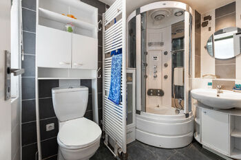 Koupelna s WC - Prodej domu 75 m², Úžice