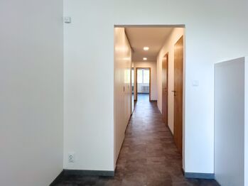 Centrální chodba je vybavena objemnou šatní skříní na míru - Pronájem bytu 3+kk v družstevním vlastnictví 80 m², Praha 5 - Motol