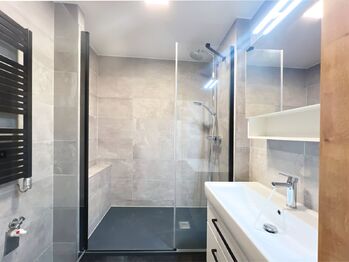 Komfortní koupelna nabízí relax a prostor - Pronájem bytu 3+kk v družstevním vlastnictví 80 m², Praha 5 - Motol
