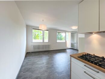 Propojením kuchyňského koutu s obývacím pokojem přináší dostatek světla   - Pronájem bytu 3+kk v družstevním vlastnictví 80 m², Praha 5 - Motol