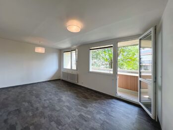 Obývací pokoj s přímým vstupem na lodžii s výhledem do zeleně - Pronájem bytu 3+kk v družstevním vlastnictví 80 m², Praha 5 - Motol