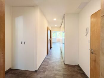 Nábytkem na míru je decentně skryt i moderní plynový kotel - Pronájem bytu 3+kk v družstevním vlastnictví 80 m², Praha 5 - Motol