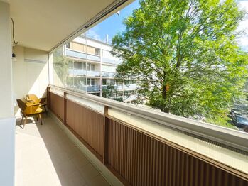Lodžii díky plnému zasklení můžete plnohodnotně využívat po delší část roku  - Pronájem bytu 3+kk v družstevním vlastnictví 80 m², Praha 5 - Motol