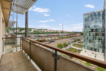 výhled z balkonu - Prodej bytu 4+kk v osobním vlastnictví 116 m², Praha 9 - Libeň