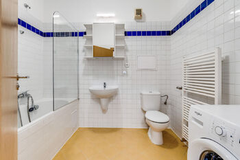 koupelna - Prodej bytu 4+kk v osobním vlastnictví 116 m², Praha 9 - Libeň
