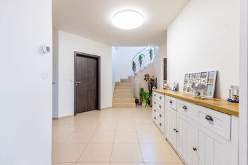 chodba - Prodej domu 228 m², Hradečno