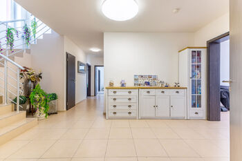 chodba - Prodej domu 228 m², Hradečno