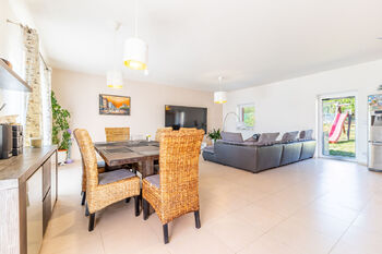 obývací pokoj - Prodej domu 228 m², Hradečno