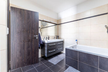 koupelna - Prodej domu 228 m², Hradečno
