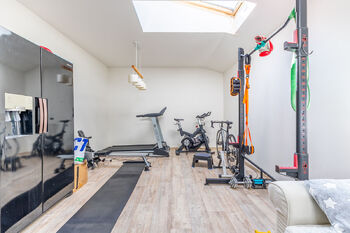 ložnice - nyní posilovna - Prodej domu 228 m², Hradečno