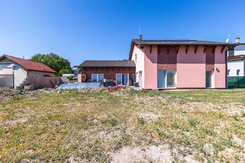 zahrada u domu  - Prodej domu 228 m², Hradečno