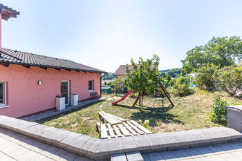 do domu jsou dva přístupy - Prodej domu 228 m², Hradečno