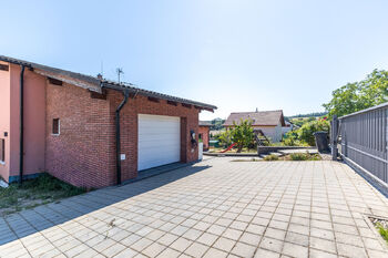 garáž - Prodej domu 228 m², Hradečno