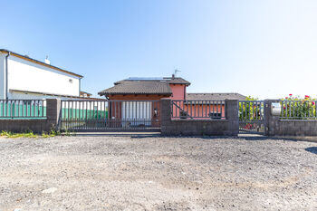 pohled na dům z ulice - Prodej domu 228 m², Hradečno 