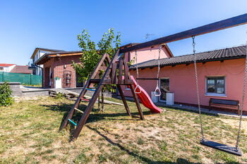 zahrada před domem - Prodej domu 228 m², Hradečno