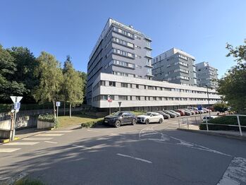Venkovní pohled na dům - Pronájem bytu 3+kk v osobním vlastnictví 65 m², Praha 4 - Hodkovičky