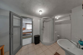 koupelna v přízemí - Prodej chaty / chalupy 200 m², Vikantice