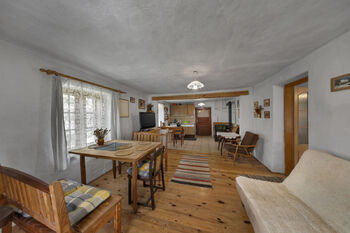 obytná místnost s kamny - Prodej chaty / chalupy 200 m², Vikantice
