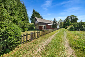 příjezdová cesta - Prodej chaty / chalupy 200 m², Vikantice