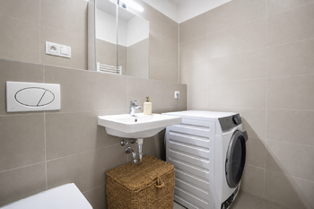 Koupelna - Pronájem bytu 1+kk v osobním vlastnictví 42 m², Praha 9 - Letňany