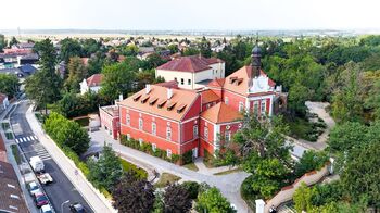 Přímo naproti stojí Zámek Škvorec, který dotváří jedinečnou atmosféru lokality. - Prodej bytu atypický v osobním vlastnictví 97 m², Škvorec