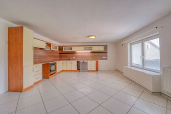 Prodej domu 323 m², Bochov
