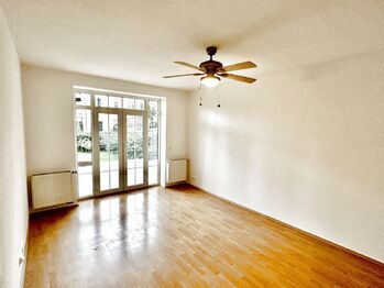 Obývací pokoj s terasou a zahrádkou - Prodej bytu 2+kk v osobním vlastnictví 47 m², Vestec 
