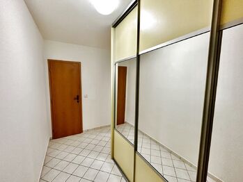 Chodba s vestavěnými skříněmi - Prodej bytu 2+kk v osobním vlastnictví 47 m², Vestec