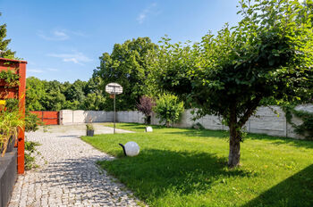 zahrada a parkování u bytu - Prodej ubytovacího zařízení 500 m², Třinec