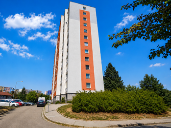 Pohled na dům - Prodej bytu 1+1 v osobním vlastnictví 42 m², Brno