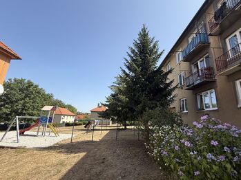 Relaxační zóna před domem - Prodej bytu 2+1 v osobním vlastnictví 52 m², Domažlice