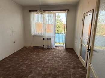 Pokoj se vstupem na balkón - Prodej bytu 2+1 v osobním vlastnictví 52 m², Domažlice