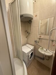 Koupelna se sprchovým koutem  - Prodej bytu 2+1 v osobním vlastnictví 52 m², Domažlice