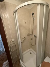 Koupelna se sprchovým koutem  - Prodej bytu 2+1 v osobním vlastnictví 52 m², Domažlice