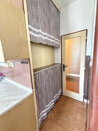 Vstup do kuchyně - úložné prostory  - Prodej bytu 2+1 v osobním vlastnictví 52 m², Domažlice