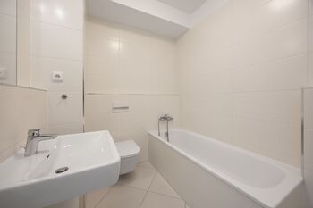 Koupelna - Prodej bytu 2+kk v družstevním vlastnictví 54 m², Praha 10 - Dolní Měcholupy