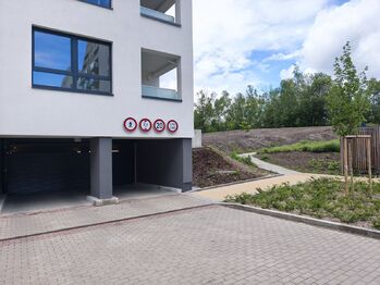 Vjezd do garáží.  - Pronájem bytu 2+kk v družstevním vlastnictví 50 m², Praha 9 - Vysočany