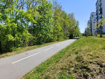 Cyklo stezka u domu.  - Pronájem bytu 2+kk v družstevním vlastnictví 50 m², Praha 9 - Vysočany