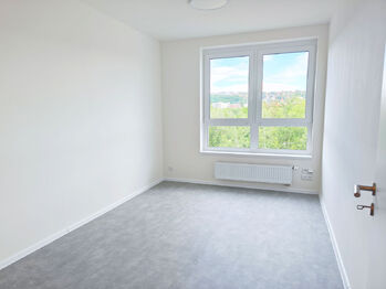 Samostatná ložnice s krásným výhledem.  - Pronájem bytu 2+kk v družstevním vlastnictví 50 m², Praha 9 - Vysočany