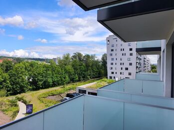 Krásný výhled z balkónu.  - Pronájem bytu 2+kk v družstevním vlastnictví 50 m², Praha 9 - Vysočany
