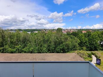 Krásný výhled z balkónu.  - Pronájem bytu 2+kk v družstevním vlastnictví 50 m², Praha 9 - Vysočany