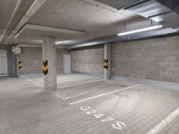 Parkovací stání v garážích.  - Pronájem bytu 2+kk v družstevním vlastnictví 50 m², Praha 9 - Vysočany