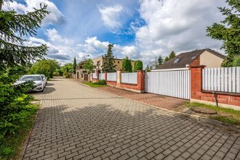 příjezdová cesta - Prodej domu 190 m², Praha 4 - Šeberov