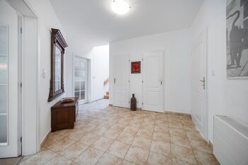 Chodba přízemí - Prodej domu 190 m², Praha 4 - Šeberov