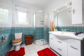 Koupelna přízemí - Prodej domu 190 m², Praha 4 - Šeberov