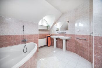 Koupelna patro - Prodej domu 190 m², Praha 4 - Šeberov