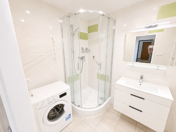 Koupelna se sprchovacím koutem a pračkou - Pronájem bytu 3+kk v osobním vlastnictví 75 m², Praha 4 - Chodov