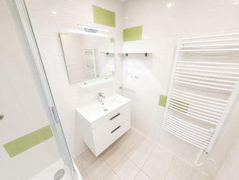 Koupelna se sprchovacím koutem a pračkou - Pronájem bytu 3+kk v osobním vlastnictví 75 m², Praha 4 - Chodov