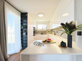 Přízemí je navrženo tak, aby poskytovalo maximální komfort i praktické zázemí pro každodenní život.  - Prodej domu 125 m², Nehvizdy
